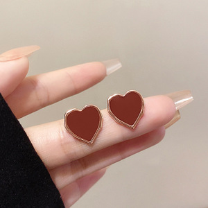 Orecchini a perno con cuore irregolare smaltato e bordo in metallo, gioielli da donna dolci ed eleganti per tutti i giorni - Product Image 2