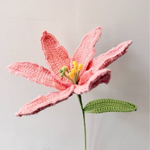 Bouquet de fleurs artificielles en polyester, fleurs de lys crochetées à la main par Kexiang, décoration de bureau, cadeau pour la famille et les amis - Product Image 4