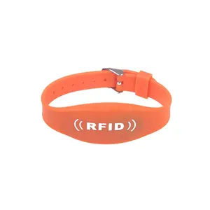 TK4100,EM4200 ,EM4450, T5577,UHF นุ่มกันน้ำซิลิโคน NFC สร้อยข้อมือยางที่ใช้งาน Rfid สายรัดข้อมือที่มี Tamperproof