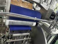Machine d'étiquetage automatique pneumatique à grande vitesse contrôlée par PLC pour les canettes/bouteilles/sachets avec marquage laser