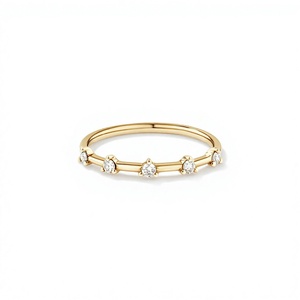 Anillo de Mujer Chapado en Oro Amarillo con Incrustaciones de Diamantes Redondos de Corte Brillante en Plata 925, Joyería Fina Clásica - Product Image 1
