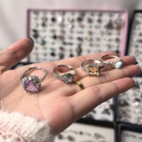 Vente en gros de bagues ajustables en cristal de quartz rose, matériaux uniques et naturels, bagues colorées, bijoux pour cadeaux