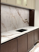 Comptoirs de cuisine/entrepôt en pierre de quartz artificielle Calacatta à veines dorées, surface pleine, imprimés en 3D, grandes dalles, certifiés NSF