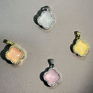 Colgante de Trébol de Cuatro Hojas, Aleación de Cobre con Microincrustaciones, Amuleto Temático, Joyería Unisex, Accesorio de Regalo - Product Image 1