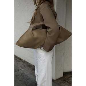 Sac à main de luxe en cuir Marlon crème avec chaînes décoratives, fermeture ouverte, en paille pour l'été, sac en cuir PU fait main avec une ou deux sangles - Product Image 2