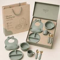 Ensemble d'alimentation pour bébé en silicone personnalisé OEM avec couverts en acier inoxydable et bavoir à nœud papillon pour la vente en gros