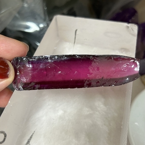 200 grammes de saphir corindon brut synthétique violet, matière première prête à être expédiée - Product Image 1
