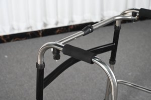 Leggero ausilio per la deambulazione pieghevole per anziani, telaio regolabile in altezza <span class=keywords><strong>con</strong></span> punte in gomma antiscivolo - Product Image 3