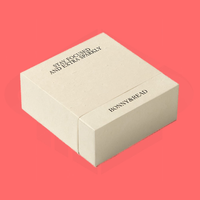 Boîte cadeau en carton ondulé blanc et rose écologique réutilisable en gros avec logo personnalisé imprimé pour l'expédition de vêtements et de cosmétiques