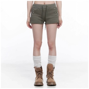 Conjunto de <span class=keywords><strong>Sudadera</strong></span> con Capucha Ajustada Estilo Retro Y2K con Cremallera y Pantalones Cortos con Cordón y Pedrería para Mujer - Product Image 4