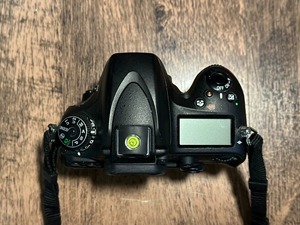 กล้อง DSLR มือสอง บันทึกวิดีโอ Full HD หน้าจอ >3 นิ้ว เซ็นเซอร์ CMOS 24MP ISO 100-6400 แบตเตอรี่ลิเธียม ช่องใส่การ์ด SD ราคาประหยัด - Product Image 3