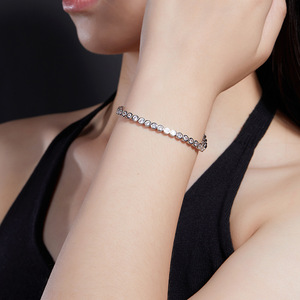 Pulsera de tenis de moissanita chapada en oro de 18 quilates para mujer, con corte brillante redondo y engaste de canal, joyería clásica para uso diario - Product Image 4