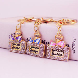 Cristal de luxe strass métal porte-clés accessoire fin dessin animé mignon rectangle pendentif bouteille de <span class=keywords><strong>parfum</strong></span> porte-clés pour femmes filles - Product Image 4