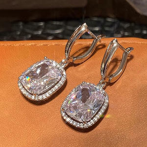 Boucles d'oreilles pendantes en or blanc E3902, serties de cristaux et de strass, monture géométrique, bijoux de mariage classiques pour femmes - Product Image 4