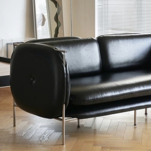Sofá Mediano de Cuero Negro LC Antiguo, Diseño <span class=keywords><strong>Retro</strong></span> Bauhaus, <span class=keywords><strong>Muebles</strong></span> para Apartamento u Hotel con Acero Inoxidable para Sala de Estar - Product Image 2