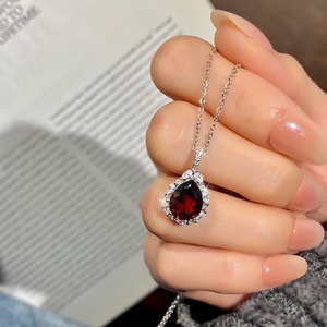 สร้อยคอจี้รูปหยดน้ำเงินแท้ 925 สำหรับผู้หญิง ประดับด้วยพลอยแกรนเนตธรรมชาติ เหมาะสำหรับงานหมั้นและงานแต่งงาน ผลิตโดยผู้ผลิตเครื่องประดับ - Product Image 3