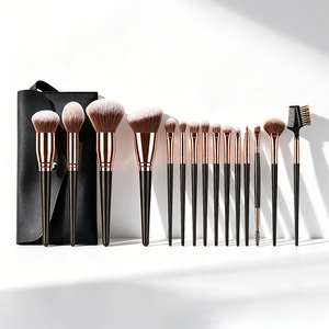 Set <span class=keywords><strong>de</strong></span> 15 <span class=keywords><strong>Brochas</strong></span> <span class=keywords><strong>de</strong></span> <span class=keywords><strong>Maquillaje</strong></span> Magnum <span class=keywords><strong>de</strong></span> Fibra Sintética con Mangos <span class=keywords><strong>de</strong></span> Plástico en Oro Champán y Oro Negro - Product Image 1