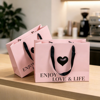 Sacs cadeaux en papier couché gaufré vert foncé avec logo personnalisé, poignées en ruban de satin argenté, emballage de luxe pour la vente au détail