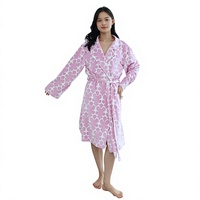 Peignoir court doux et confortable pour femme, rose avec motif géométrique blanc