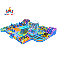 Parc de jeux gonflable massif avec parcours d'obstacles, toboggan, mur d'escalade, labyrinthe, jeu de boule de démolition, terrain de jeu pour la location, team building