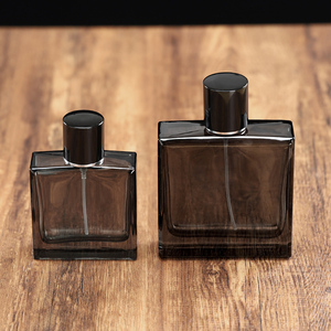 Flacon de parfum carré brun foncé de 50 ml et 100 ml en gros avec bouchon rond noir et vaporisateur pour usage personnel et commercial - Product Image 5