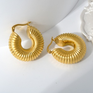 Joyería de Moda, Aros Huggie Gruesos Chapados en Oro de 18k PVD, Hipoalergénicos, para Mujer - Product Image 4