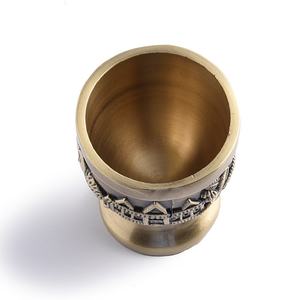 Coupe royale en laiton de haute qualité, style vintage, design fantaisie en relief - Product Image 3