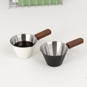 Taza Medidora de Espresso Italiana de Diseño Minimalista con Mango de Madera de Haya, Escala de Acero Inoxidable, Jarra Pequeña para Leche, Extracción de Líquidos para Café - Product Image 3
