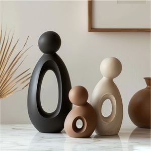 Figurine en résine minimaliste abstraite de famille de trois personnes - Décoration moderne pour étagère et armoire - Product Image 4
