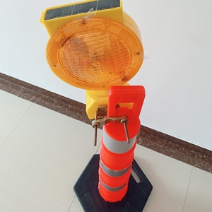 Poteau de guidage de stationnement LED, délimiteur de sécurité à base plastique blanche, réflecteur prismatique haute intensité pour allées et routes - Product Image 3