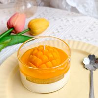 Bougie parfumée artisanale en cire de soja, design original, en forme de dessert (mousse aux fruits, gâteau), dans un pot en verre, idéale comme souvenir ou cadeau.