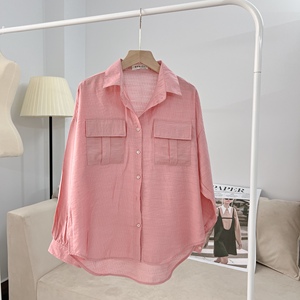 Camisa de Verano Moderna A000 en Seda Texturizada Suave y Fresca con Bolsillos de Parche, Blusa de Manga Larga con Cuello Camisero Casual - Product Image 5