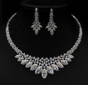 <span class=keywords><strong>2023</strong></span> nuevo conjunto de temperamento de lujo, collar de adorno con incrustaciones de perlas grandes y conjunto de pendientes, joyería de boda, 2 piezas - Product Image 4