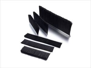 <span class=keywords><strong>Brosse</strong></span> à bandes <span class=keywords><strong>de</strong></span> taille personnalisée en usine Brosses en nylon H/y/F/T/U Bande <span class=keywords><strong>de</strong></span> <span class=keywords><strong>brosse</strong></span> d'étanchéité en alliage d'aluminium <span class=keywords><strong>pour</strong></span> joint inférieur <span class=keywords><strong>de</strong></span> <span class=keywords><strong>porte</strong></span> <span class=keywords><strong>de</strong></span> <span class=keywords><strong>garage</strong></span> - Product Image 5