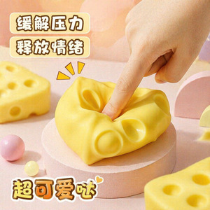 Ensemble anti-stress en forme de fromage |   Jouet à presser multi-formes à récupération lente |   Décoration de bureau sur le thème alimentaire pour la relaxation, vente en gros - Product Image 3