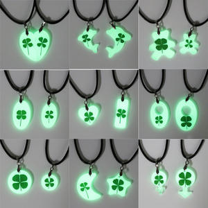 Collier souvenir tendance <span class=keywords><strong>eBay</strong></span> 2020, cadeau de la Saint-Patrick, collier en résine avec fleur de trèfle séchée naturelle, pendentif lumineux, long collier - Product Image 5