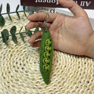 Pendentif en feutre de laine fait main en gros, motif légumes, fruits, pain, cerise, radis, porte-clés, bijoux - Product Image 6