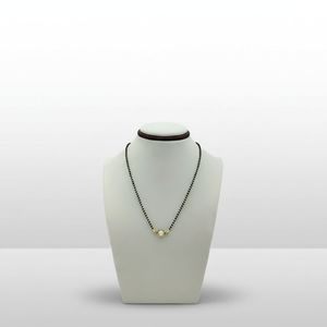 Collar Mangalsutra Clásico con Cuentas Negras y Diseño Dorado con Piedra Central Blanca, Elegante Collar para Uso Diario para Mujer - Product Image 3