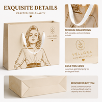 Sac en papier crépon sophistiqué avec illustration vintage et logo doré estampé à chaud pour boutique de mode de luxe