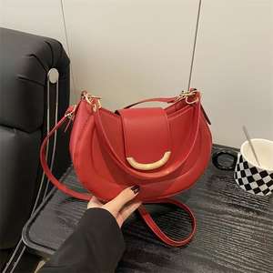 Sac à bandoulière minimaliste à boucle en métal pour femme - Product Image 4