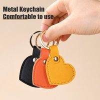 Porte-clés en cuir PU en forme de cœur de couleur unie avec logo personnalisé, porte-clés promotionnel en cuir, breloque de sac en forme de cœur pour souvenir