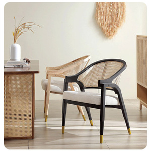 Chaise de restaurant en rotin et bois massif sur mesure, chaise de salle à manger commerciale rembourrée, chaise de café de luxe, fournisseur chinois d'hôtellerie - Product Image 2