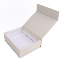 Boîte cadeau rigide avec fermeture magnétique, matériaux recyclés, finition haut de gamme, laminage mat, doublure en éponge