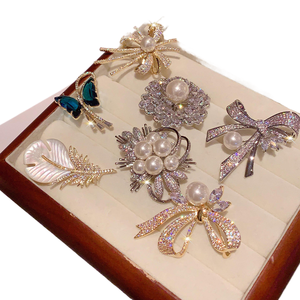 Bros mewah bernuansa elegan, hiasan berlian dan mutiara yang berkilau, aksesori pin desain unik dan berkelas. - Product Image 1