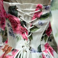 Robe élégante pour femme en organza imprimé avec nœud papillon et dos nu, collection 2026, vente en gros pour boutiques