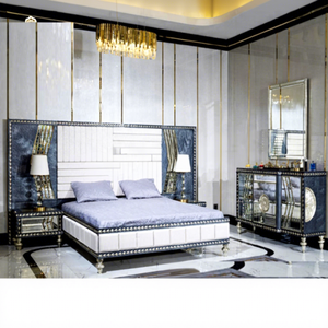 Lit élégant sculpté à la main à l'aspect métallique avec tables d'appoint Mobilier de chambre à coucher à l'aspect métallique de style européen Lit king sculpté à l'italienne - Product Image 1