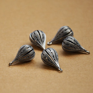 Colgante de lágrima hueca plateada para la elaboración de collares con motivos auspiciosos Z040 - Product Image 1