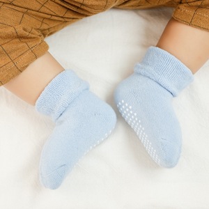 Bán Buôn Mùa Đông Dày Terry Dễ Thương Đồng Bằng Màu Rắn Bông Không Trượt Bé Nắm Vớ - Product Image 6