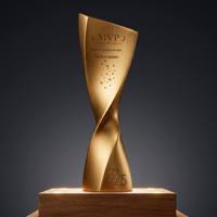 Trophée de reconnaissance moderne haut de gamme personnalisé en forme de pilier, avec motif torsadé doré, pour récompense de performance d'entreprise, avec coffret cadeau