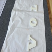 Letrero de Acero Inoxidable 304 Pintado con Spray Blanco con Película Blanca Aplicada, Ideal para Identidad de Marcas y Cadenas de Tiendas